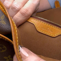 Louis Vuitton Monogram Sac Gibecière GM Shoulder Messenger Bag