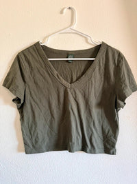 Wild Fable Olive Green V Neck Cropped Tee Shirt L SKUO
