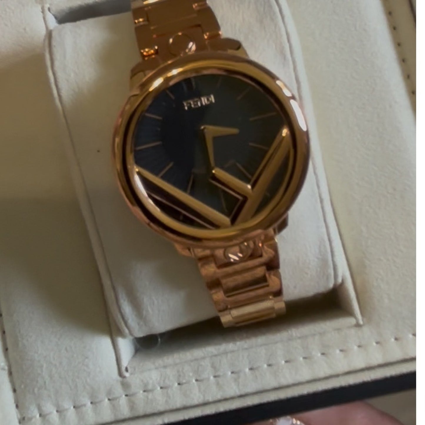 Fendi Run Away Watch 71000M Rose Gold Stainless Steel, Black Dial Full Set